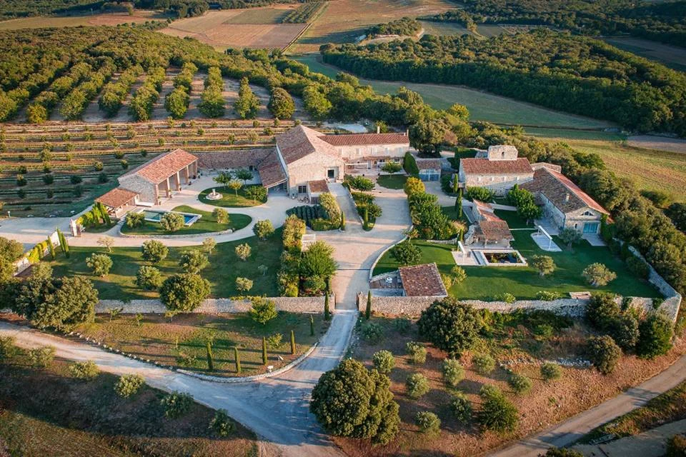 Vue de Grignan et des paysages de la Drôme Provençale sur la route des Terres de Sarson